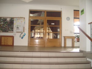 pohled z foye na vchod do modlitebny - interiér