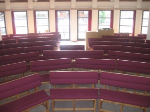 pohled z kazatelny do sálu modlitebny